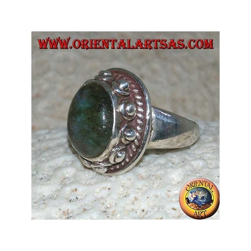 Bague en argent avec labradorite ovale à reflets bleus et sertie de clous