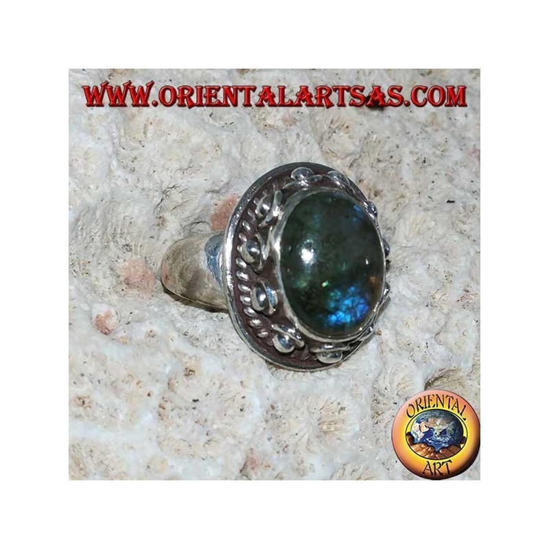 Bague en argent avec labradorite ovale à reflets bleus et sertie de clous