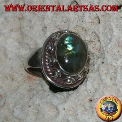 Anillo de plata con labradorita ovalada con reflejos azules y engaste tachonado