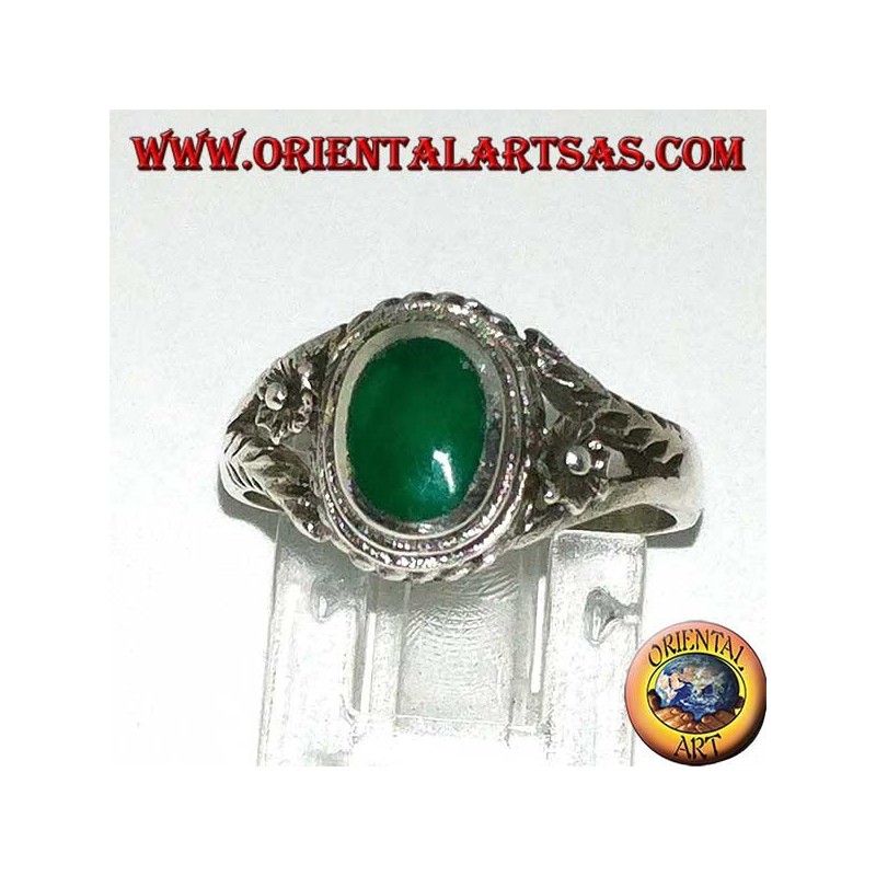 Anillo de plata con ágata verde ovalada y flor en los costados, pequeña