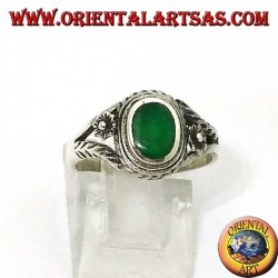 Anillo de plata con ágata verde ovalada y flor en los costados, pequeña