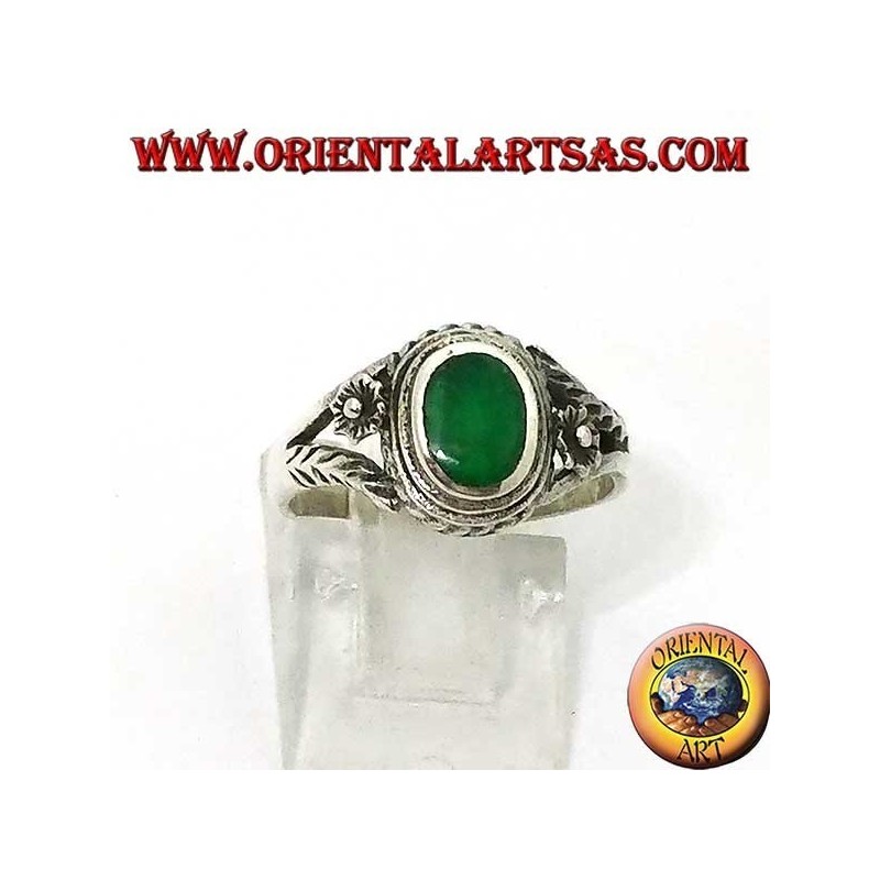 Anillo de plata con ágata verde ovalada y flor en los costados, pequeña
