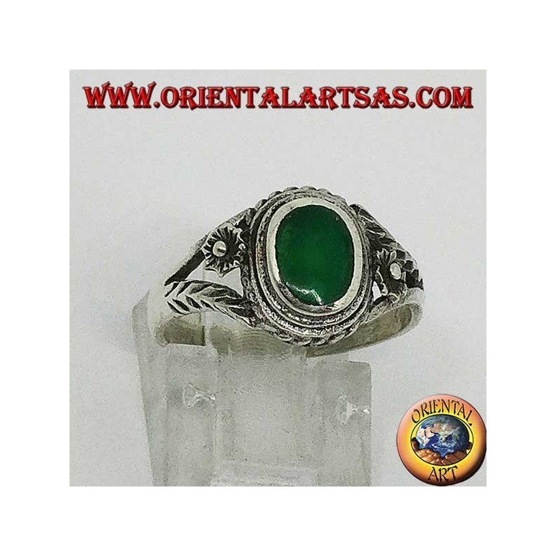 Anillo de plata con ágata verde ovalada y flor en los costados, pequeña