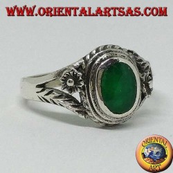 Anillo de plata con ágata verde ovalada y flor en los costados, pequeña