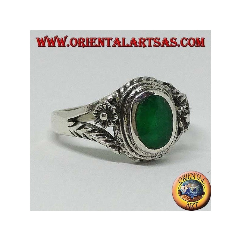 Anillo de plata con ágata verde ovalada y flor en los costados, pequeña