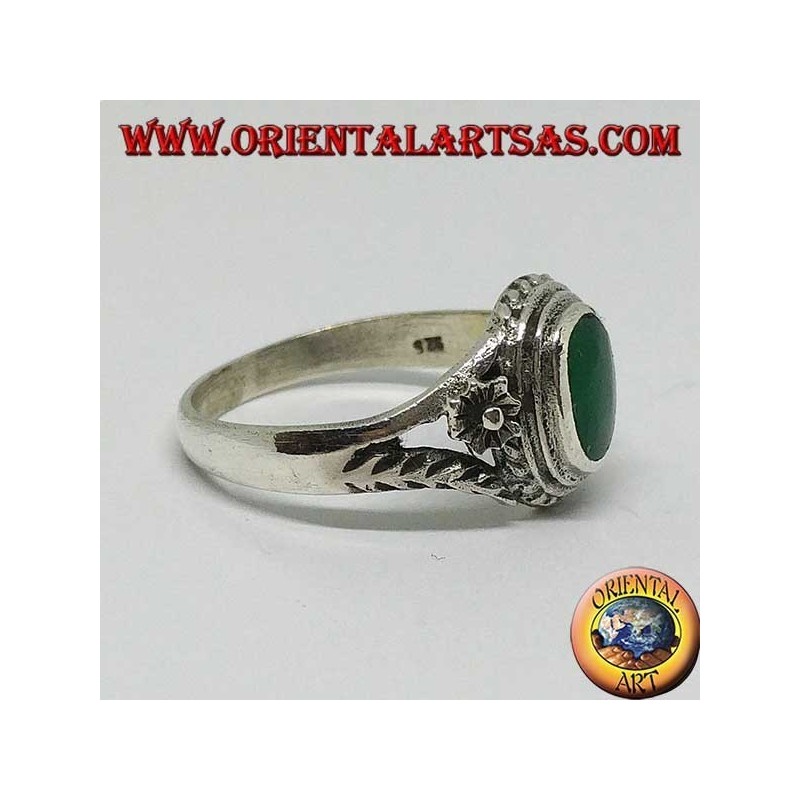 Bague en argent avec agate verte ovale et fleur sur les côtés, petite