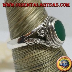 Silver ring with oval green agate and flower on the sides, small