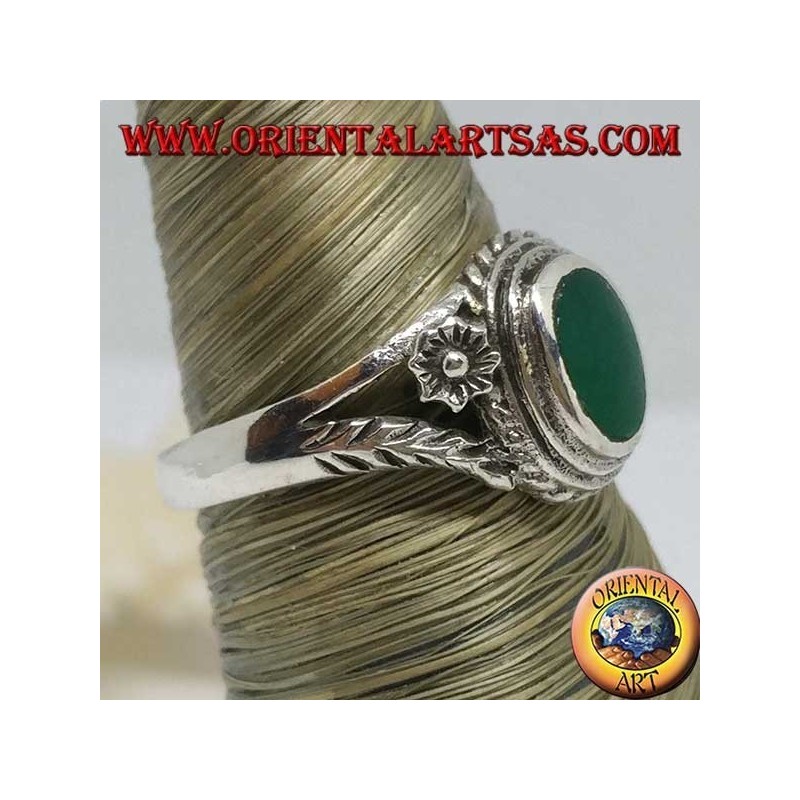 Silver ring with oval green agate and flower on the sides, small