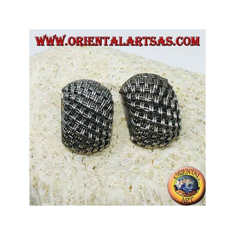 Pendientes de plata con lóbulos hechos a mano con hilos entrelazados.