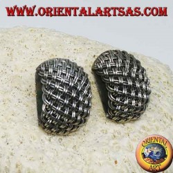 Pendientes de plata con lóbulos hechos a mano con hilos entrelazados.