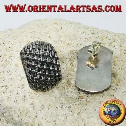 Pendientes de plata con lóbulos hechos a mano con hilos entrelazados.