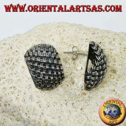 Pendientes de plata con lóbulos hechos a mano con hilos entrelazados.