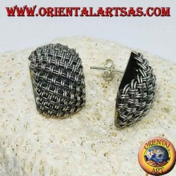 Pendientes de plata con lóbulos hechos a mano con hilos entrelazados.