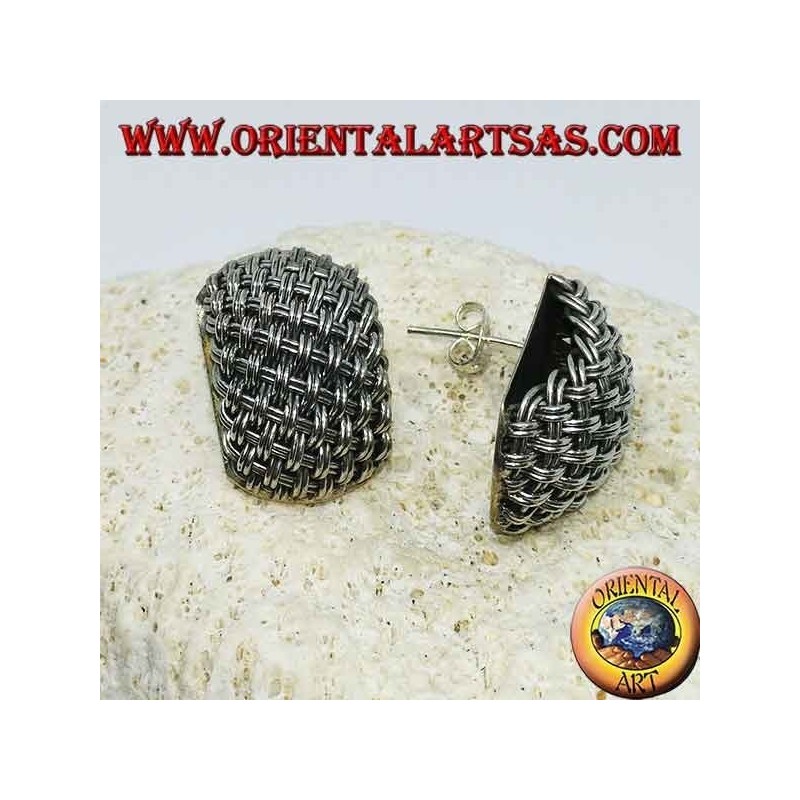 Pendientes de plata con lóbulos hechos a mano con hilos entrelazados.
