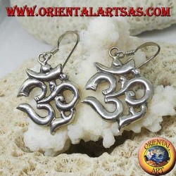 Boucles d'oreilles en argent Om (ॐ) syllabe sacrée fabriquées à la main au Népal