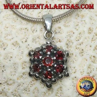 Pendentif hexagonal en argent composé de 7 grenats ronds entourés de sphères en argent