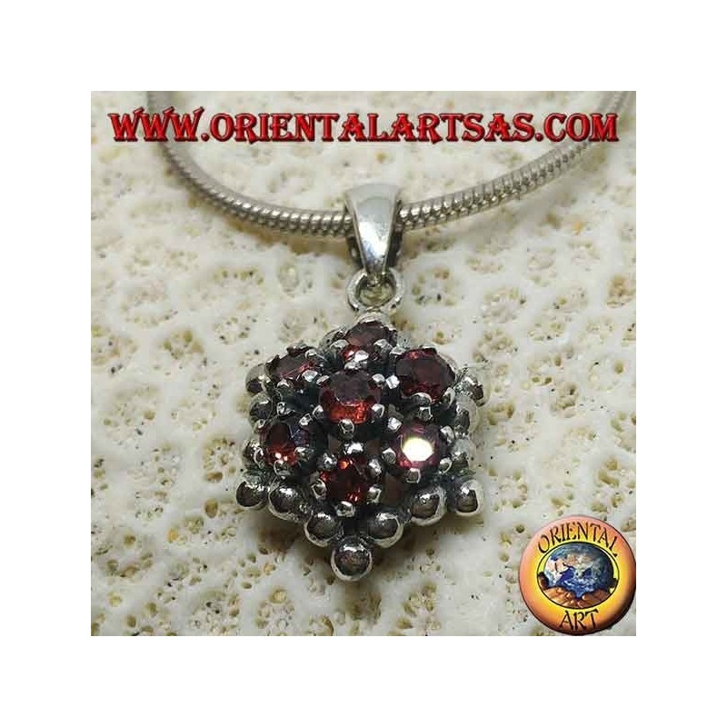 Colgante hexagonal de plata formado por 7 granates redondos rodeados de esferas de plata.