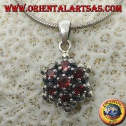 Pendentif hexagonal en argent composé de 7 grenats ronds entourés de sphères en argent