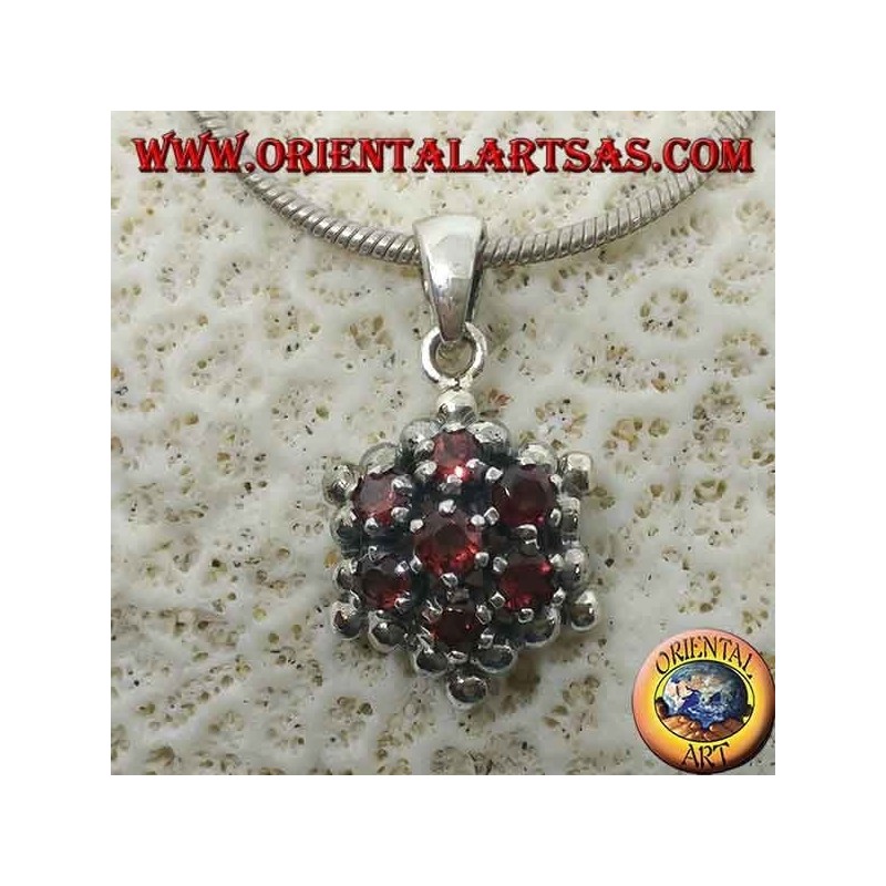 Pendentif hexagonal en argent composé de 7 grenats ronds entourés de sphères en argent