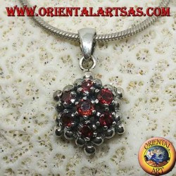 Pendentif hexagonal en argent composé de 7 grenats ronds entourés de sphères en argent