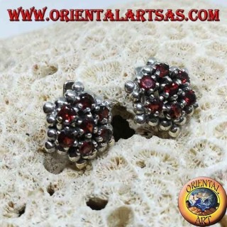 Pendientes de plata, hexagonales formados por 7 granates redondos rodeados de esferas.