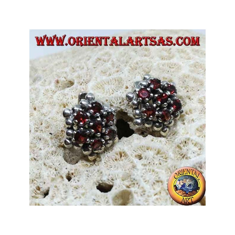 Boucles d'oreilles en argent, hexagonales formées de 7 grenats ronds entourés de sphères