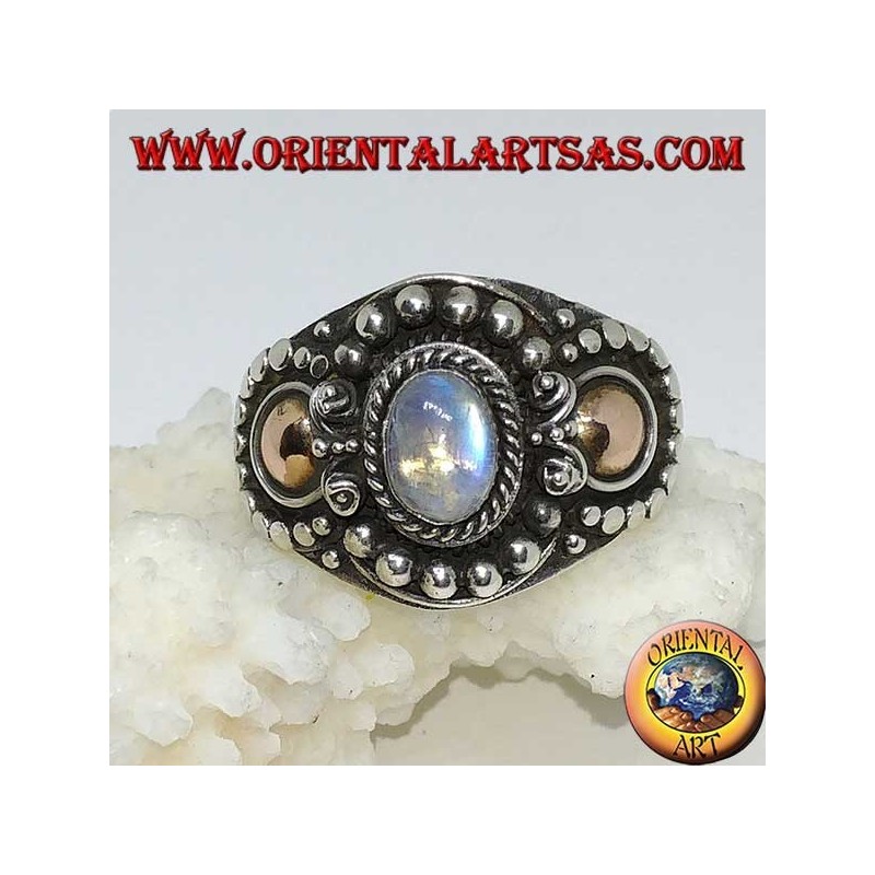 Anillo de plata hecho a mano con piedra de luna arcoiris (adularia) y aplicaciones de oro.