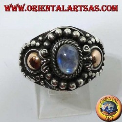 Handgearbeiteter Silberring mit Regenbogen-Mondstein (Adularia) und Goldapplikationen