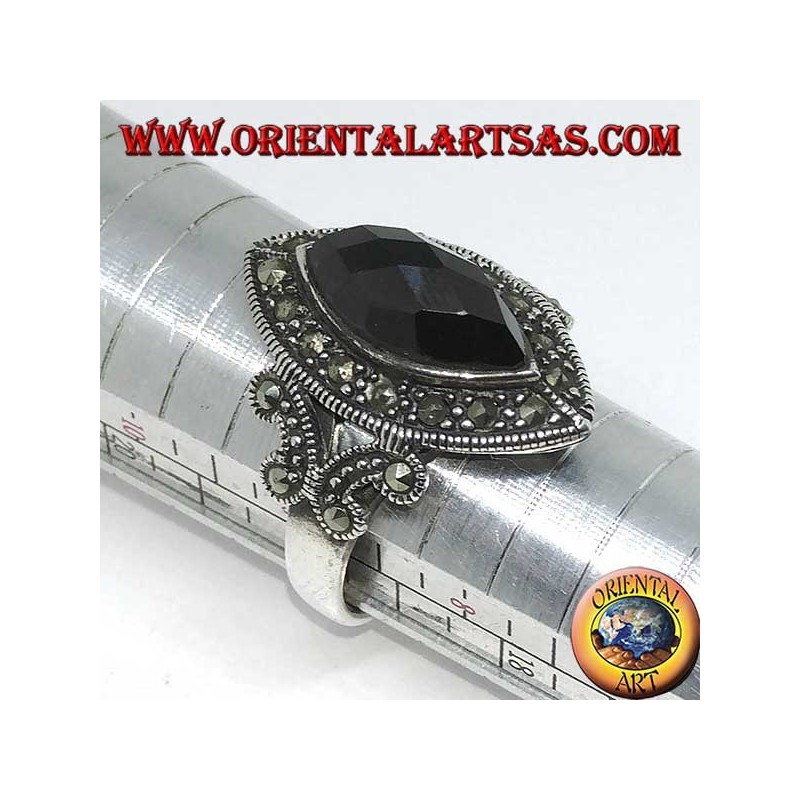 Anello in argento, con onice a navetta sfaccettata contornata di marcasite