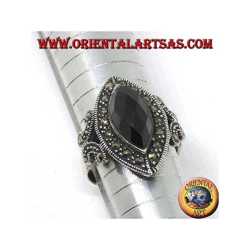 Bague en argent avec onyx navette à facettes entouré de marcassite