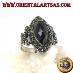 Anillo de plata con ónice lanzadera facetado rodeado de marcasita