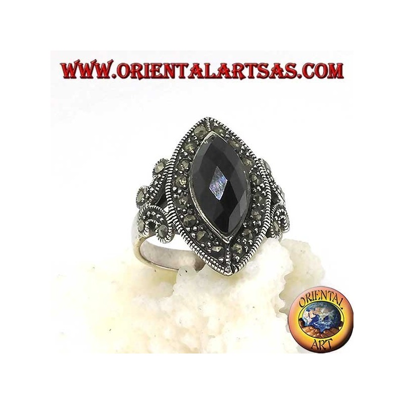 Anillo de plata con ónice lanzadera facetado rodeado de marcasita