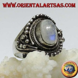 Bague en argent avec pierre de lune arc-en-ciel ovale avec des décorations de balle asymétriques