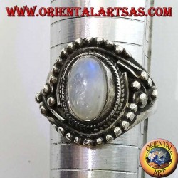 Bague en argent avec pierre de lune arc-en-ciel ovale avec des décorations de balle asymétriques