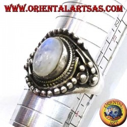 Anillo de plata con luna de arco iris oval con decoraciones de bolas asimétricas