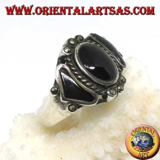 Silberring mit einem ovalen und zwei dreieckigen Onyx, umgeben von Markasit
