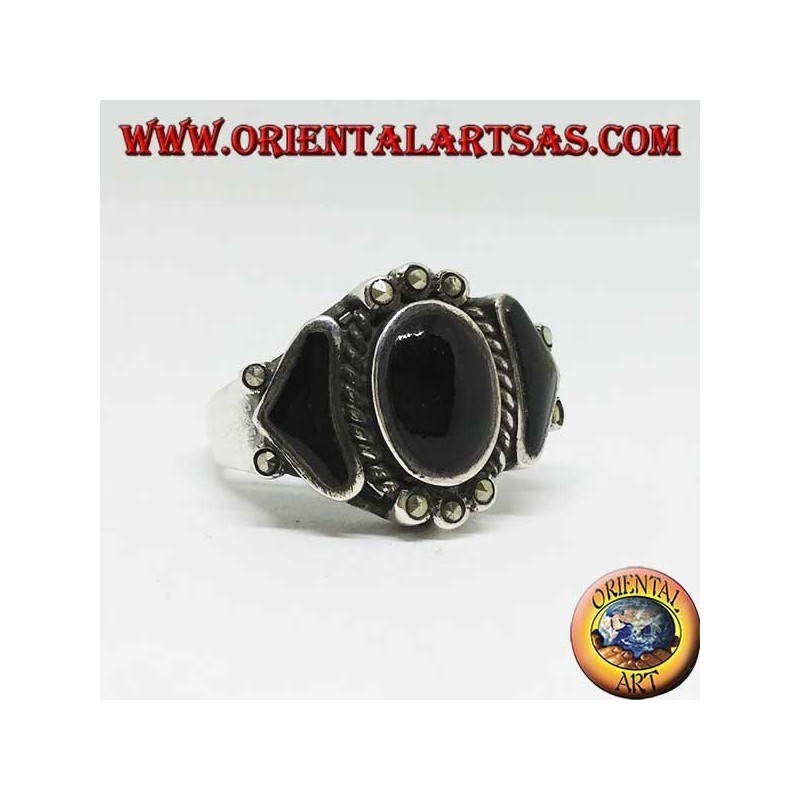 Silberring mit einem ovalen und zwei dreieckigen Onyx, umgeben von Markasit