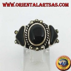 Anillo de plata, con un óvalo y dos ónix triangulares rodeados de marcasita.