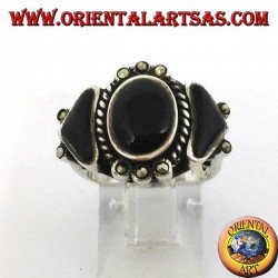 Anillo de plata, con un óvalo y dos ónix triangulares rodeados de marcasita.