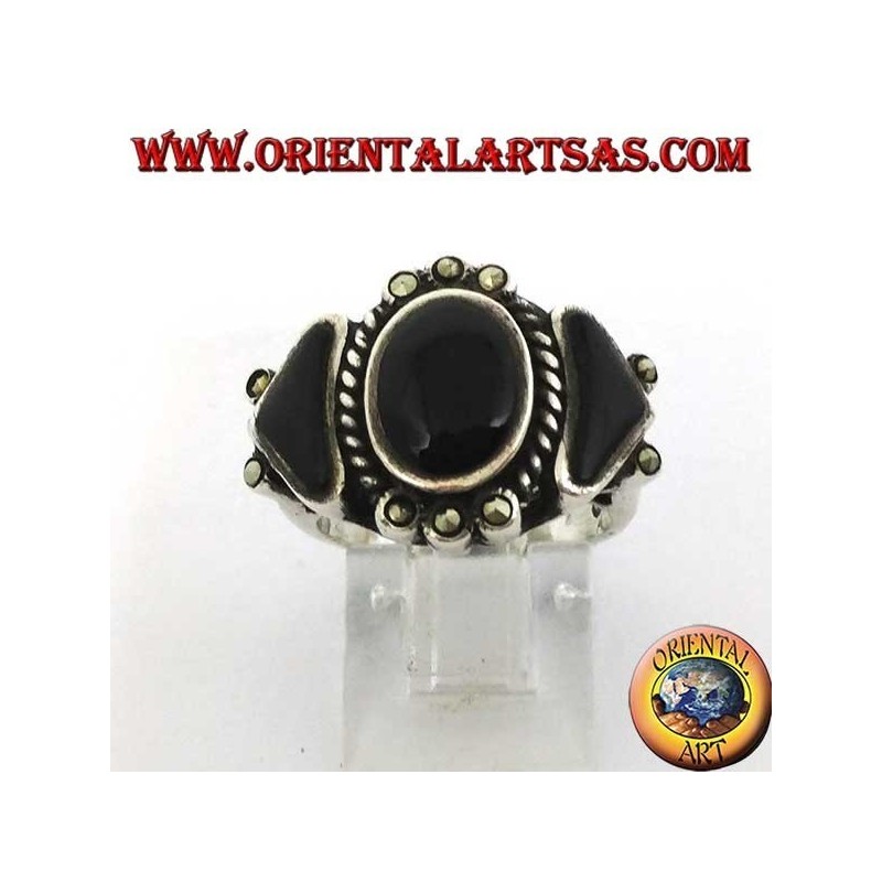 Bague en argent avec un onyx ovale et deux triangulaires entourés de marcassite