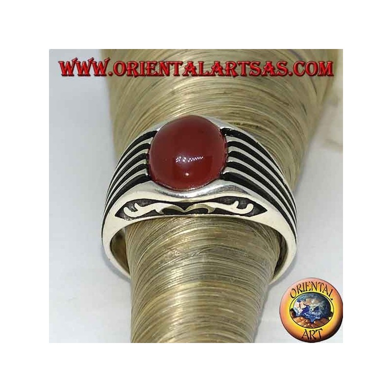 Anello in argento con corniola a cabochon ovale e righi sui lati