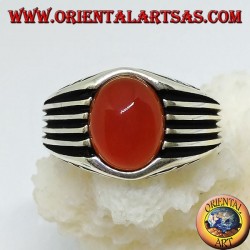 Bague en argent avec une cornaline cabochon ovale et des bâtons sur les côtés