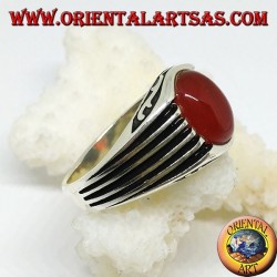 Bague en argent avec une cornaline cabochon ovale et des bâtons sur les côtés