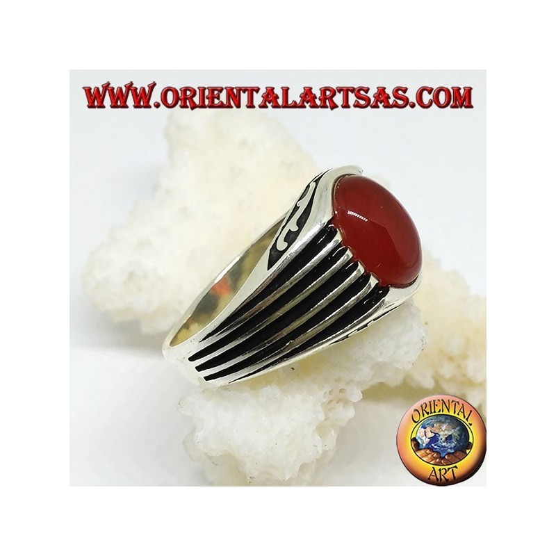 Silberring mit ovalem Cabochon-Karneol und Dauben an den Seiten