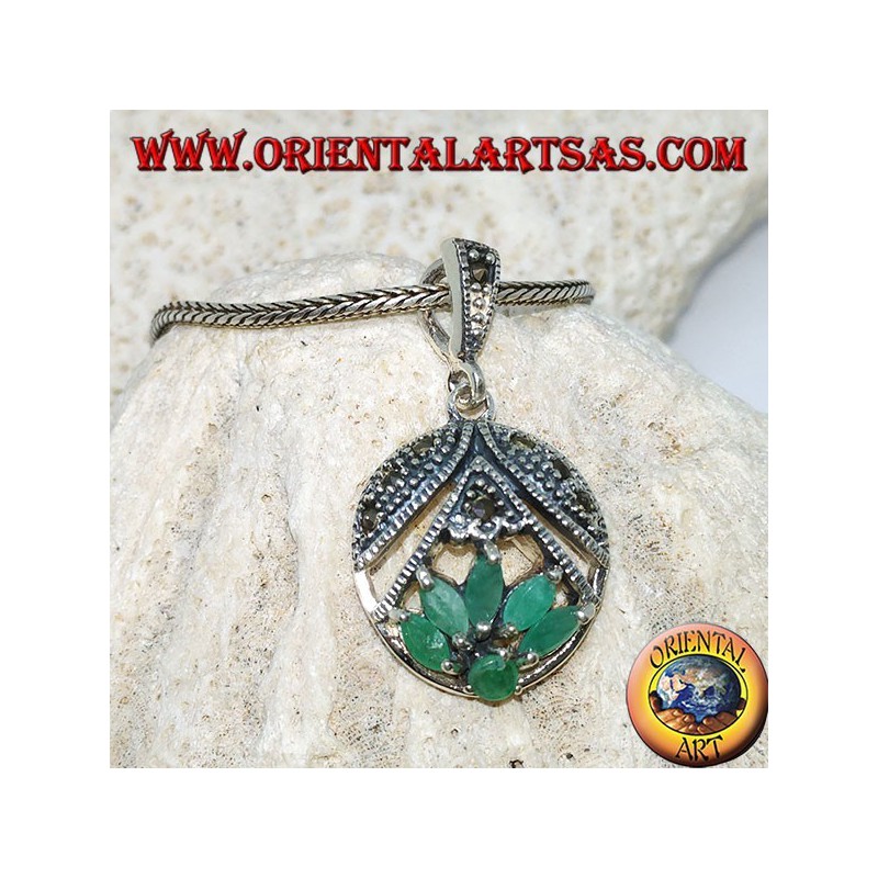 Pendentif en argent avec fleur de lotus avec 5 émeraudes navette et 1 tour