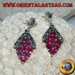 Pendientes de plata con 9 rubíes redondos naturales engastados con rombo y marcasita.