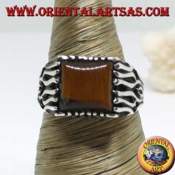 Bague en argent avec décorations de flammes et oeil de tigre carré