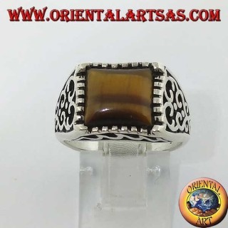Anillo de plata con decoraciones barrocas y ojo de tigre rectangular.