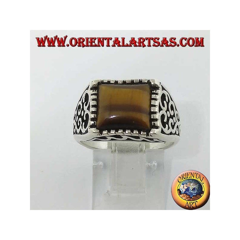 Anillo de plata con decoraciones barrocas y ojo de tigre rectangular.