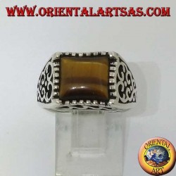 Anillo de plata con decoraciones barrocas y ojo de tigre rectangular.